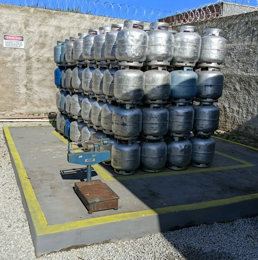 Estoque de botijões de gás da Oliveira Gás e Água em Inhumas